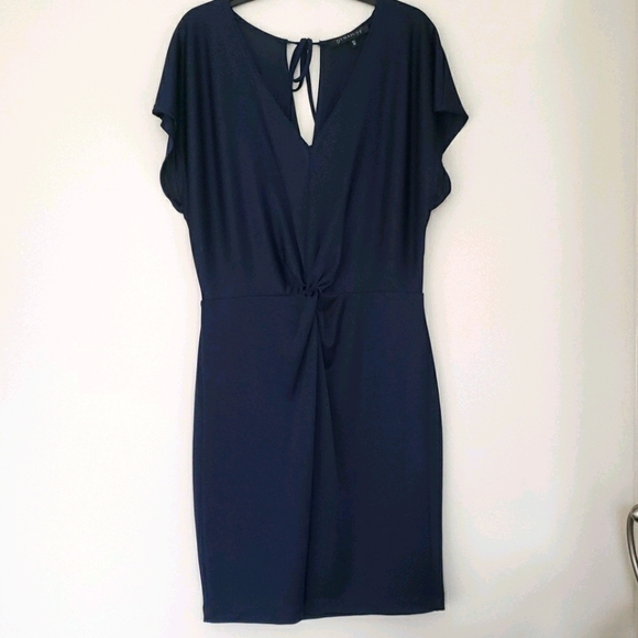 Dynamite V-neck dress - Picture 5 of 7